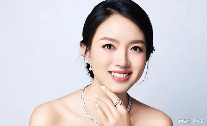 亿豪门怀孕6个月上春晚站C位真人生赢家凯发k8登录vip艳压奚梦瑶拒嫁30(图13)