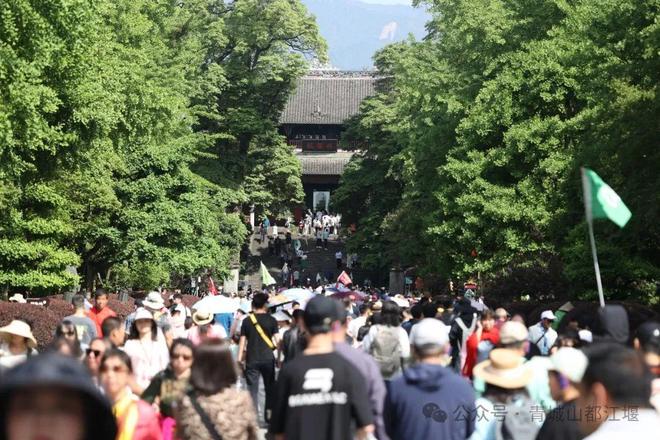 都江堰太火爆NPC白娘子被求合影到宕机k8凯发网站顶流实锤！这个五一青城山(图7)
