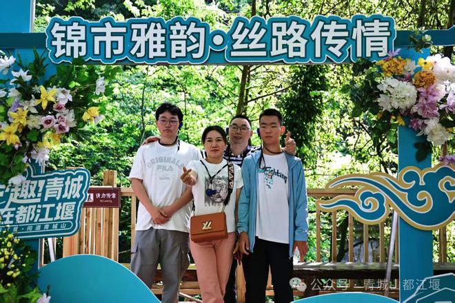 都江堰太火爆NPC白娘子被求合影到宕机k8凯发网站顶流实锤！这个五一青城山(图3)