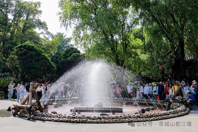 都江堰太火爆NPC白娘子被求合影到宕机k8凯发网站顶流实锤！这个五一青城山(图6)