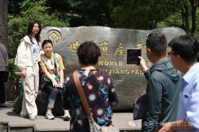 都江堰太火爆NPC白娘子被求合影到宕机k8凯发网站顶流实锤！这个五一青城山(图10)