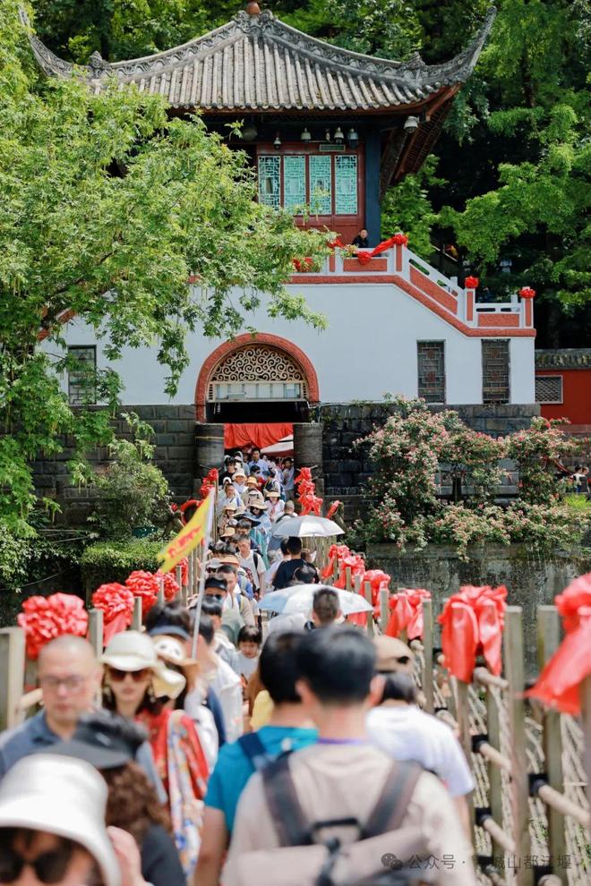都江堰太火爆NPC白娘子被求合影到宕机k8凯发网站顶流实锤！这个五一青城山(图2)