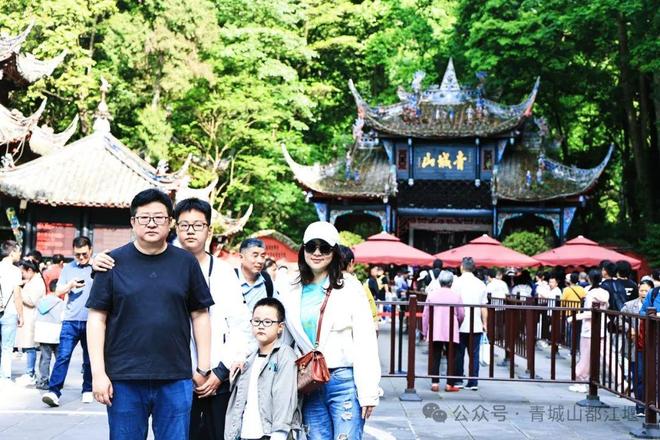 都江堰太火爆NPC白娘子被求合影到宕机k8凯发网站顶流实锤！这个五一青城山(图8)