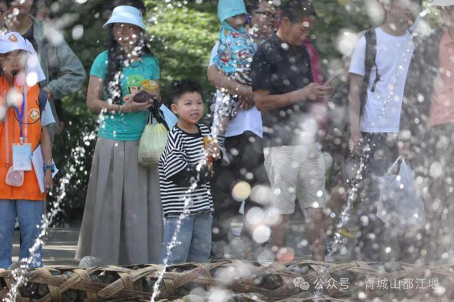 都江堰太火爆NPC白娘子被求合影到宕机k8凯发网站顶流实锤！这个五一青城山(图26)