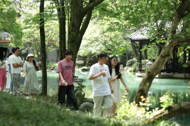 都江堰太火爆NPC白娘子被求合影到宕机k8凯发网站顶流实锤！这个五一青城山(图27)
