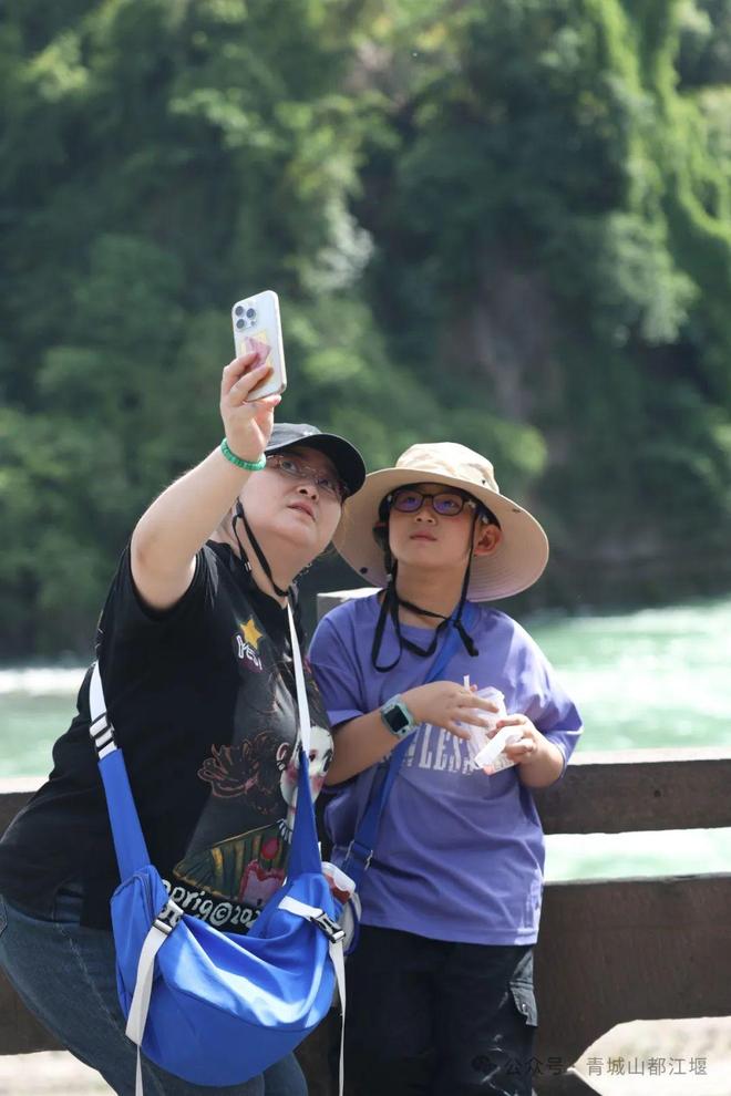 都江堰太火爆NPC白娘子被求合影到宕机k8凯发网站顶流实锤！这个五一青城山(图24)