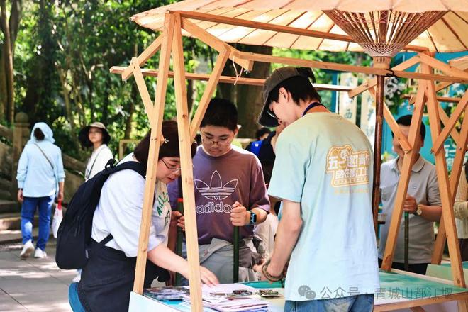 都江堰太火爆NPC白娘子被求合影到宕机k8凯发网站顶流实锤！这个五一青城山(图15)