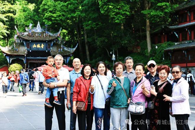 都江堰太火爆NPC白娘子被求合影到宕机k8凯发网站顶流实锤！这个五一青城山(图28)
