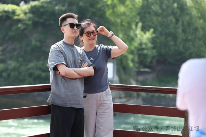 都江堰太火爆NPC白娘子被求合影到宕机k8凯发网站顶流实锤！这个五一青城山(图19)