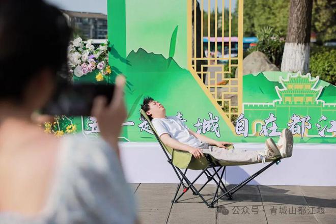 都江堰太火爆NPC白娘子被求合影到宕机k8凯发网站顶流实锤！这个五一青城山(图22)