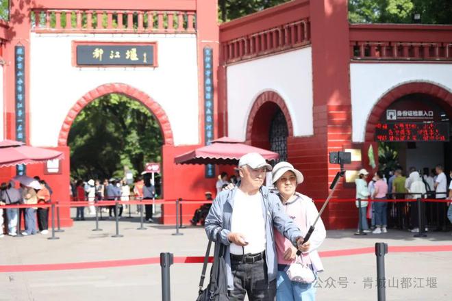 都江堰太火爆NPC白娘子被求合影到宕机k8凯发网站顶流实锤！这个五一青城山(图21)